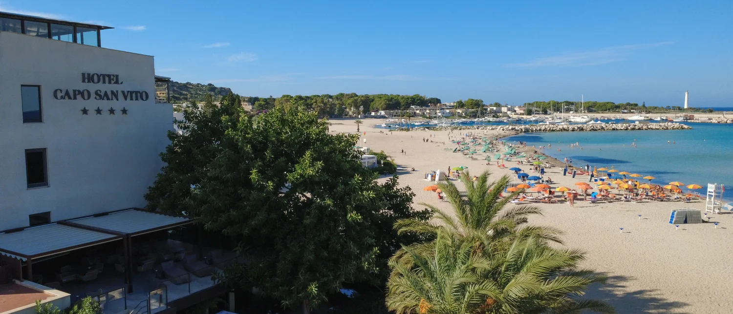 News ed eventi a San Vito Lo Capo | Capo San Vito Hotel Capo San Vito overlooking a sandy beach with umbrellas and sea